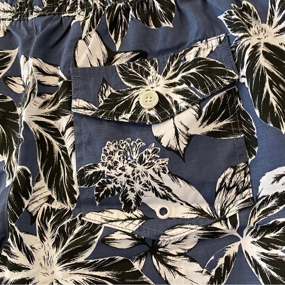 New Men's size Medium Goodthreads classic swim trunks blue navy white hibiscus - Picture 7 of 9